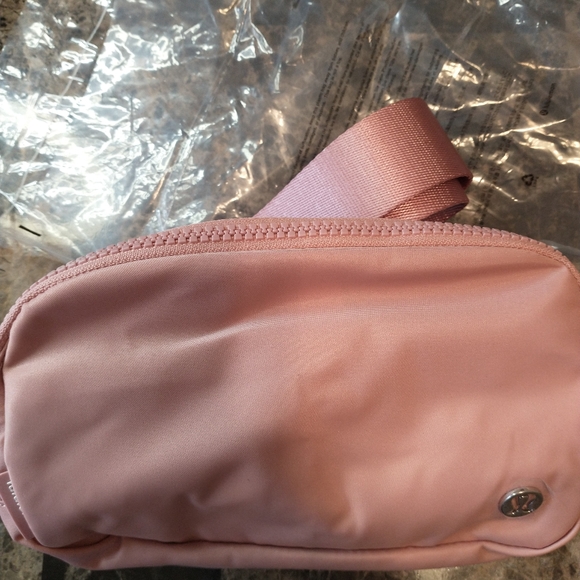 Lululemon nwt everywhere belt bag os pink - Picture 5 of 10